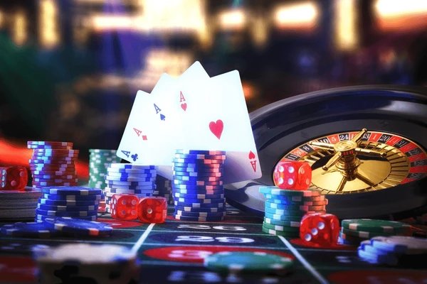 Pebulu tangkis Indonesia melakukan pukulan smash dalam pertandingan yang ketat di turnamen internasional